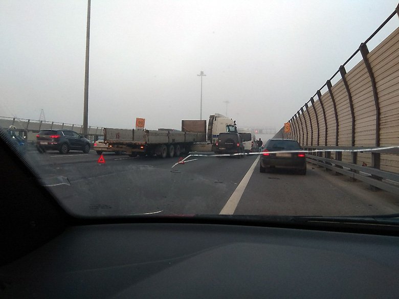В Петербурге на КАД грузовик протаранил 4 автомобиля, 18 сентября, туман