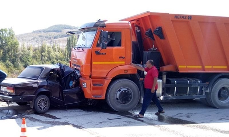 В Крыму три человека из ВАЗа погибли в лобовом ДТП с КамАЗом (2).jpg