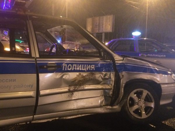 В Таганроге пьяный водитель протаранил патрульный автомобиль.jpg