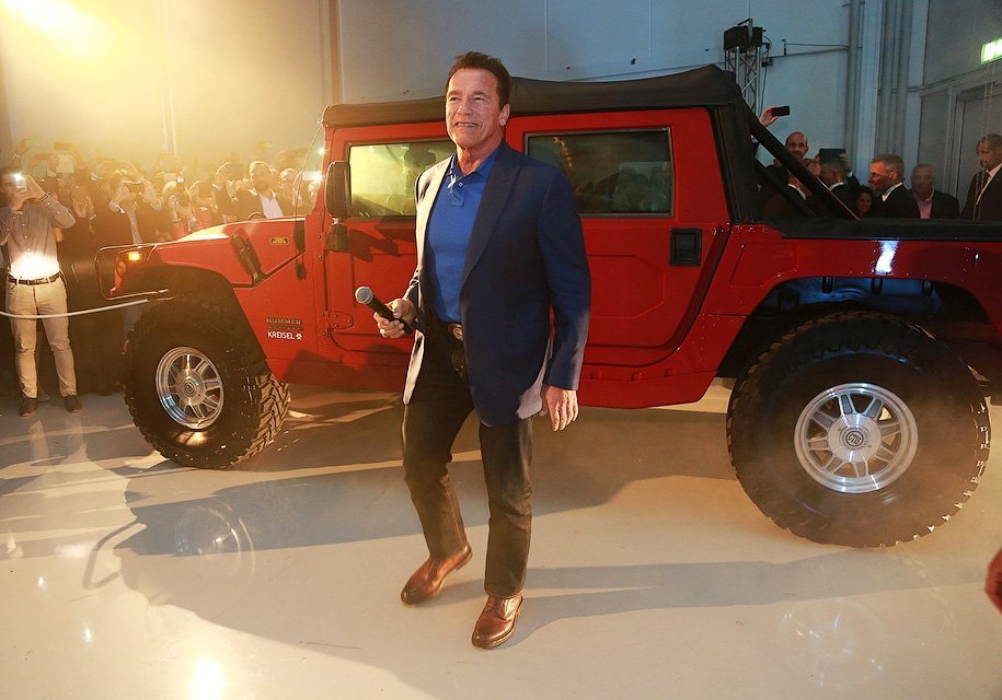 Арнольд Шварценеггер и электрический Hummer H1