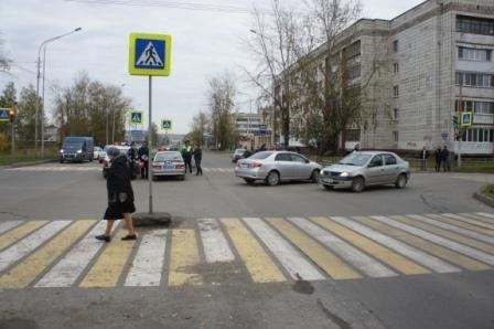 В Нижнем Тагиле после ДТП светофор упал на пешехода (1).JPG