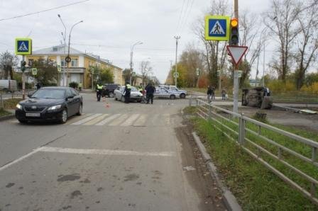 В Нижнем Тагиле после ДТП светофор упал на пешехода (2).JPG