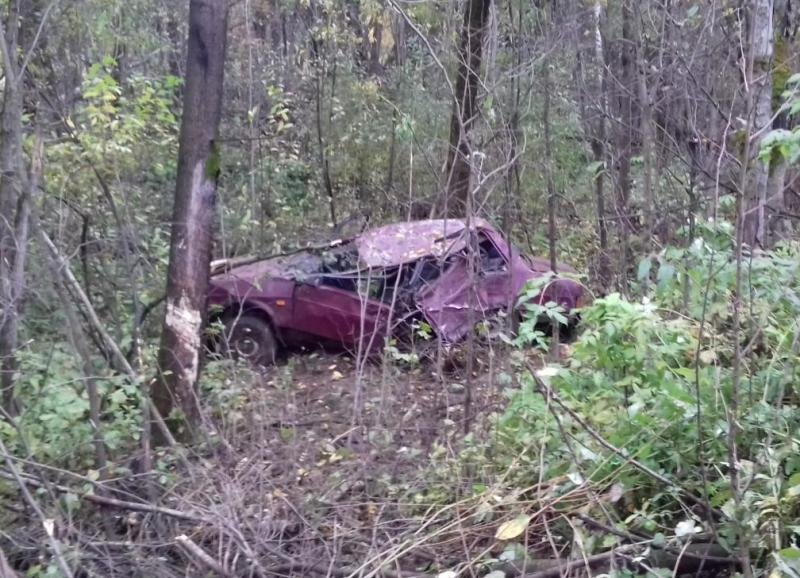 Два человека погибли в опрокинувшемся автомобиле в Соликамске.jpg