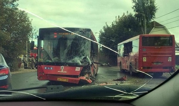 В Казани на улице Боевой столкнулись два автобуса (1).jpg