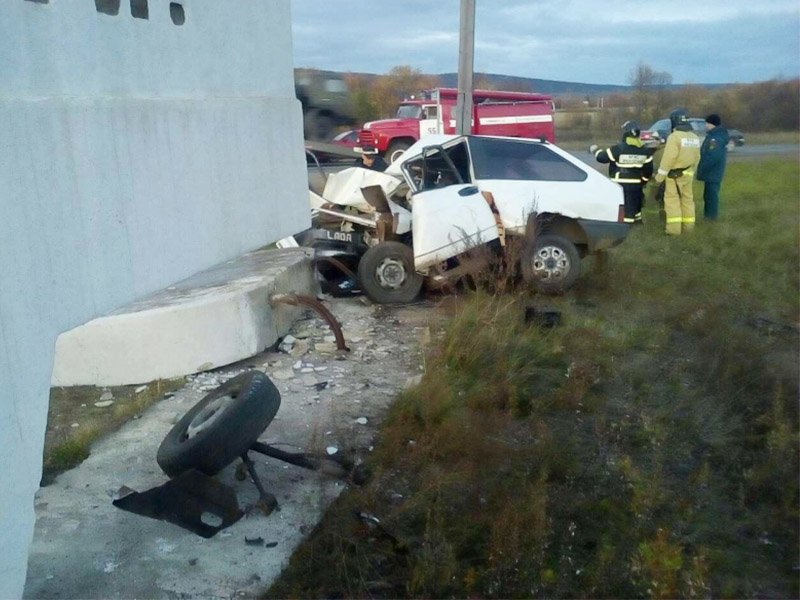 На въезде в Нижнеудинск ВАЗ врезался в стелу – водитель погиб (2).jpg