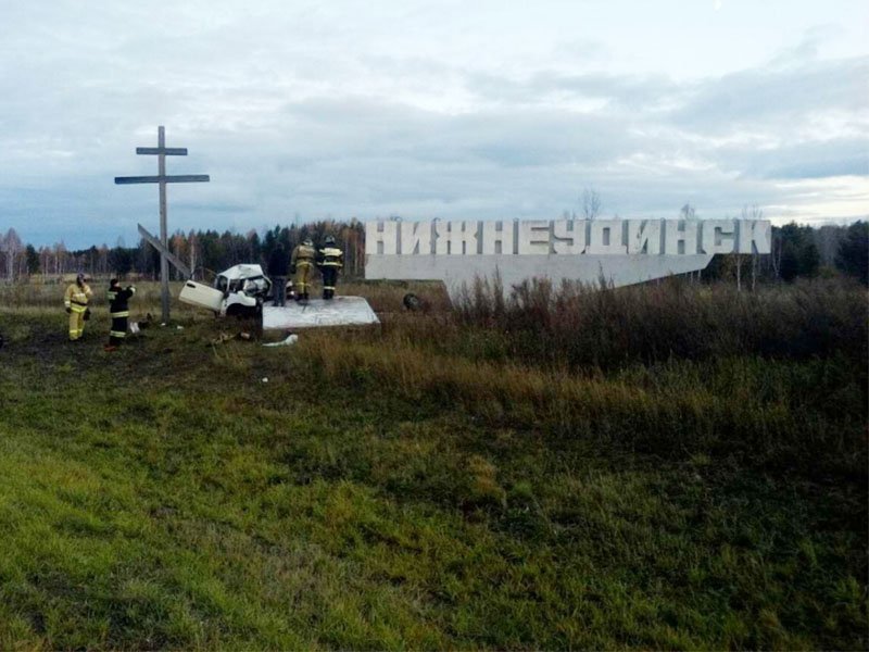 На въезде в Нижнеудинск ВАЗ врезался в стелу – водитель погиб (1).jpg