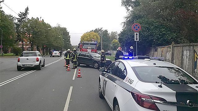 В Риге автомобиль врезался в группу дошкольников.jpg