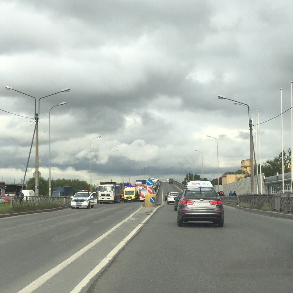 В Петербурге в ДТП с двумя грузовиками пострадал человек В Петербурге в ДТП с двумя грузовиками пострадал человек (1).jpg