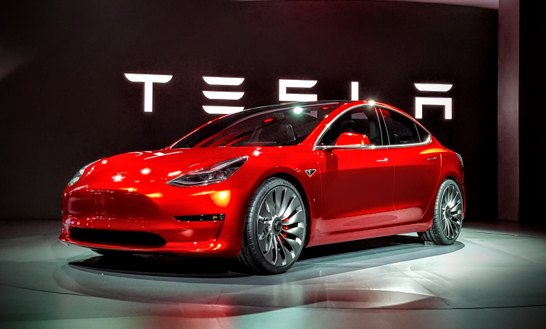 Илон Маск отказался помочь матери приобрести Tesla Model 3 (1).png