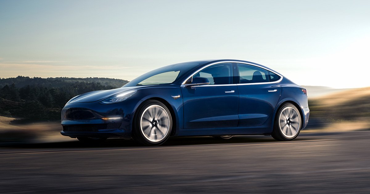 Илон Маск отказался помочь матери приобрести Tesla Model 3 (2).jpg