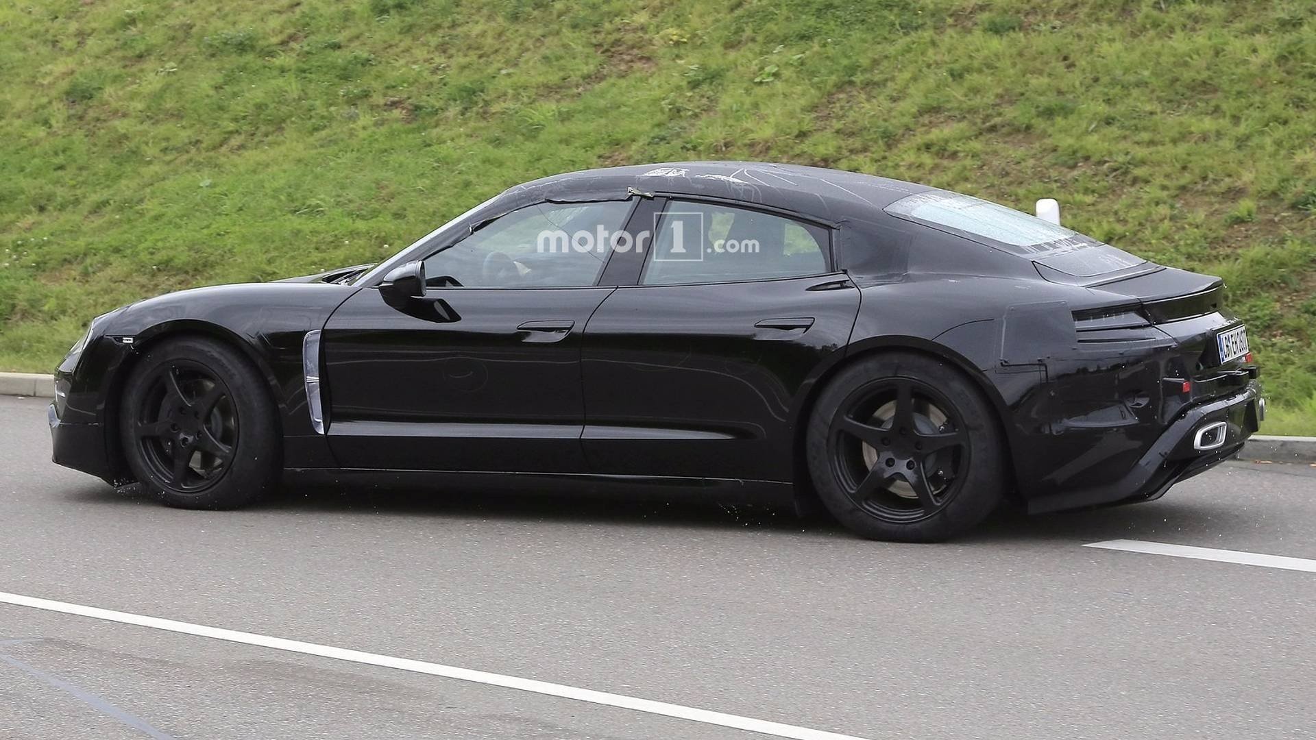Porsche тестирует на дорогах прототип электрокара Mission E (3).jpg