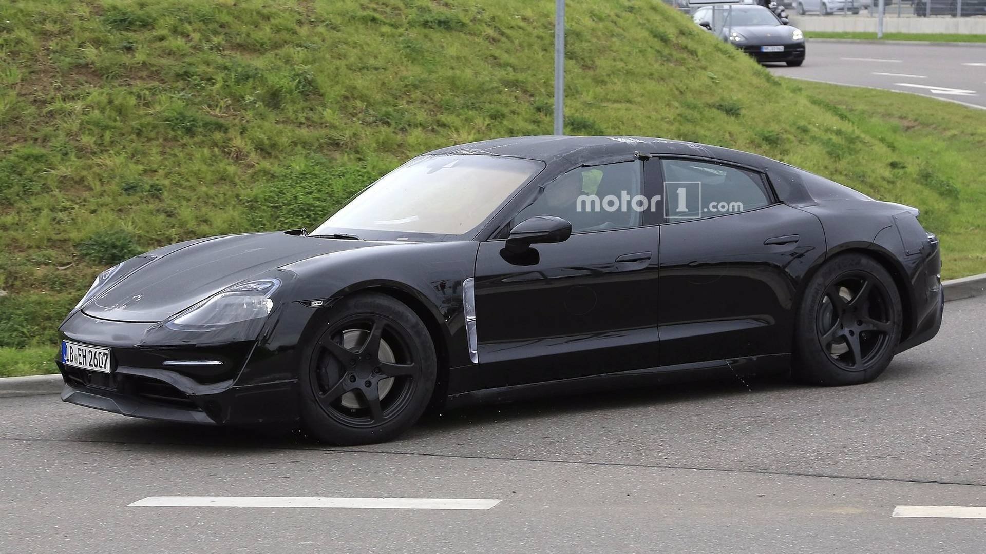 Porsche тестирует на дорогах прототип электрокара Mission E (4).jpg