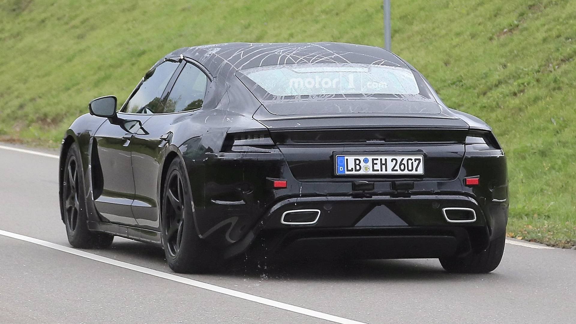 Porsche тестирует на дорогах прототип электрокара Mission E (1).jpg