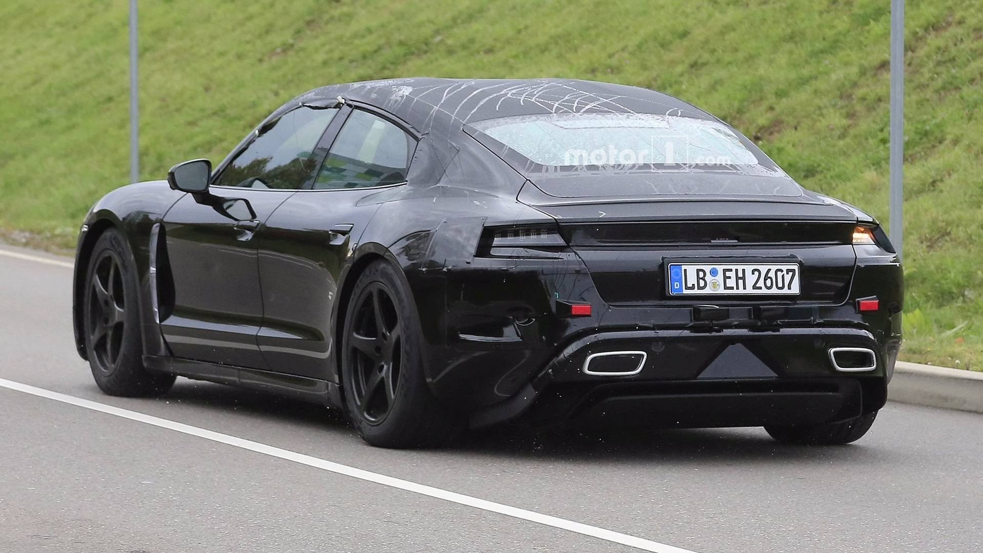 Porsche тестирует на дорогах прототип электрокара Mission E (2).jpg