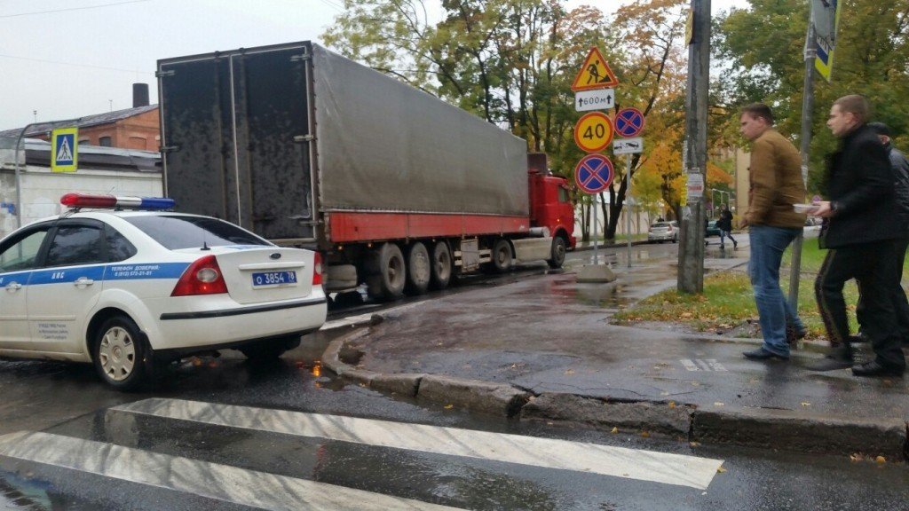 МАЗ раздавил голову женщине в Петербурге.jpg