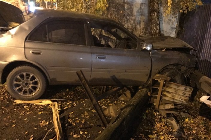 В Иркутске Toyota врезалась в здание – погибли два человека (2).jpg