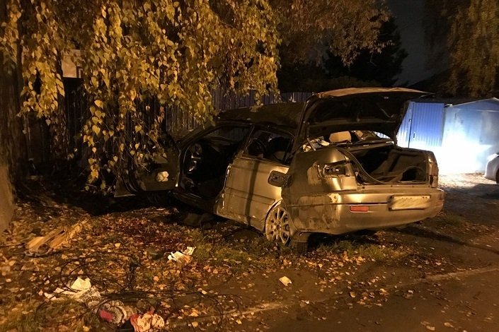 В Иркутске Toyota врезалась в здание – погибли два человека (1).jpg