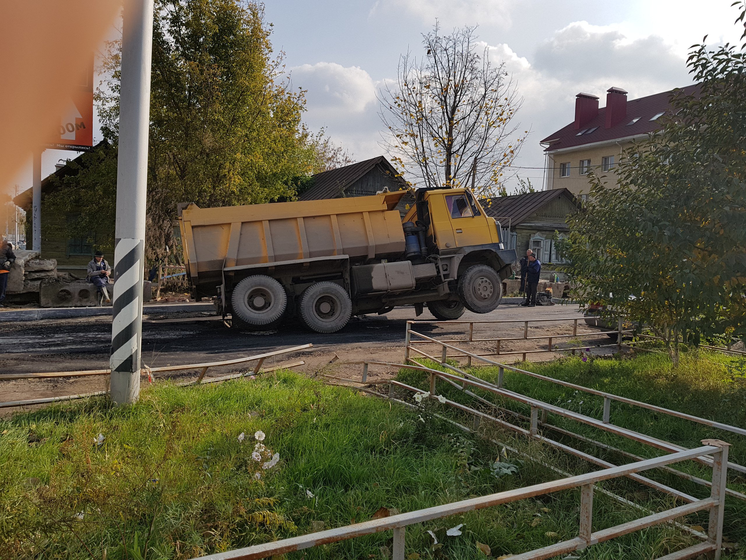 В Саратове грузовик с асфальтом провалился под асфальт, 19 октября