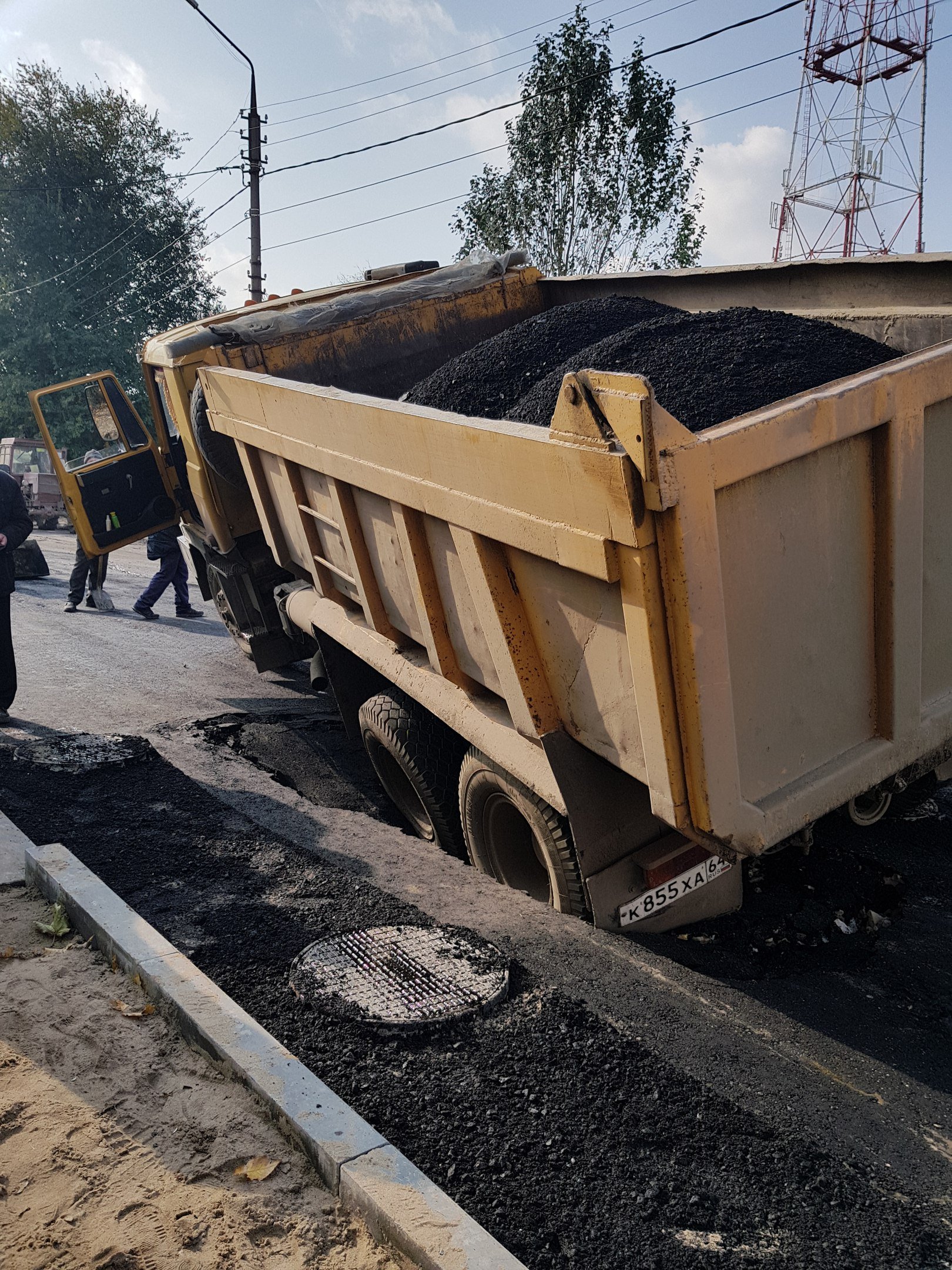 В Саратове грузовик с асфальтом провалился под асфальт, 19 октября