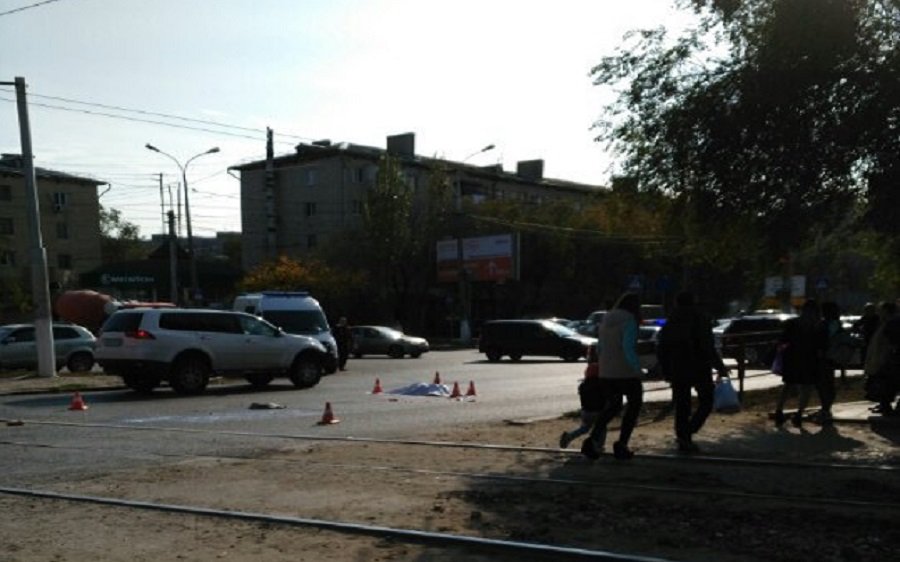 Грузовик насмерть сбил женщину в Волгограде