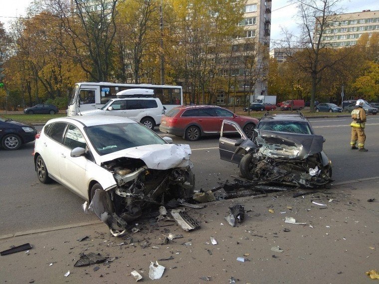 Серьезное ДТП на Маршала Захарова в Петербурге (1)