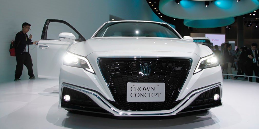Toyota представила обновленный седан Crown (4)