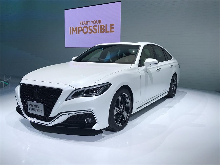 Toyota представила обновленный седан Crown (1)