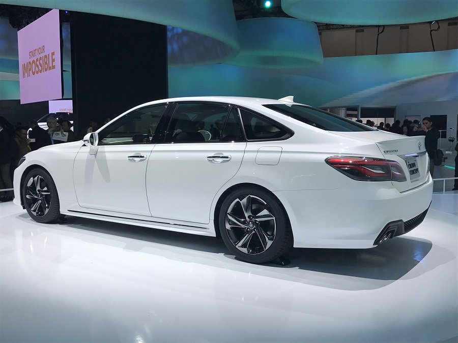 Toyota представила обновленный седан Crown (2)