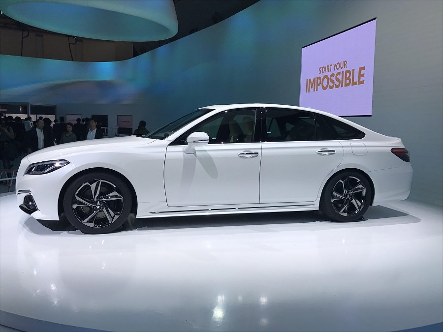 Toyota представила обновленный седан Crown (3)
