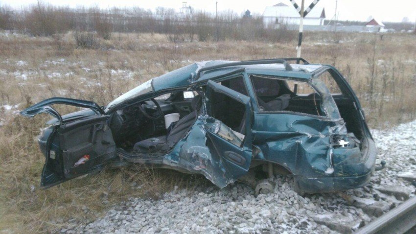В Свердловской области женщина-водитель ВАЗ-2111 выехала под поезд