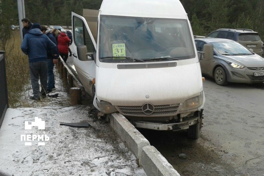 В Перми пассажиры маршрутки пострадали в ДТП