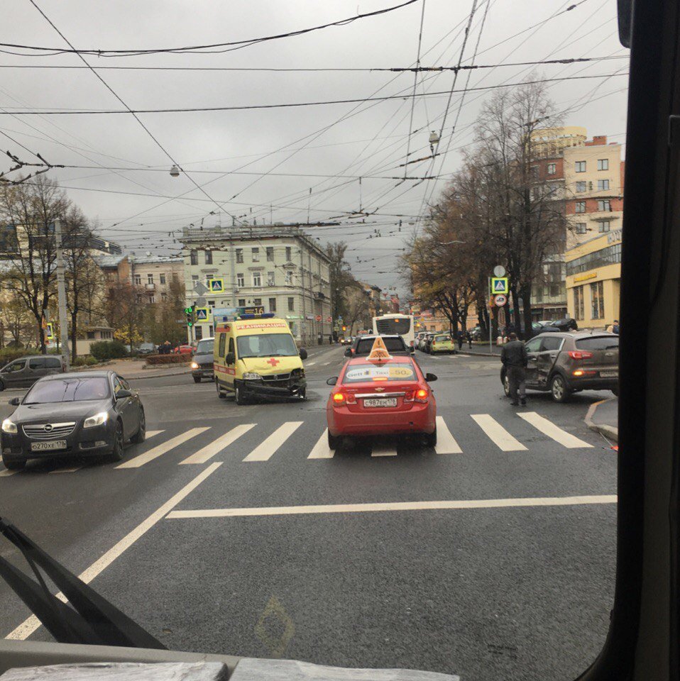 В Петербурге машина реанимации попадала в ДТП (3)