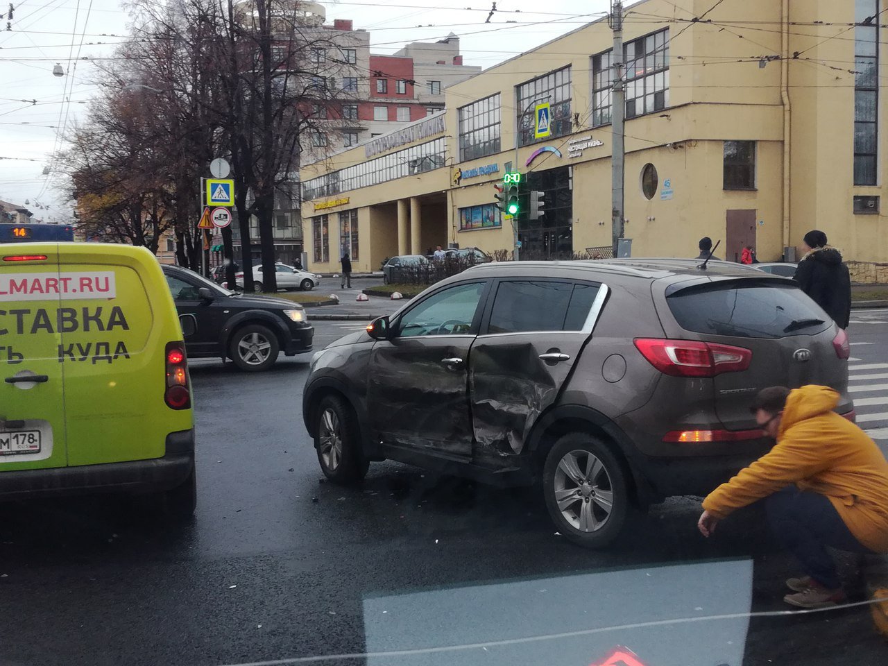 В Петербурге машина реанимации попадала в ДТП (2)