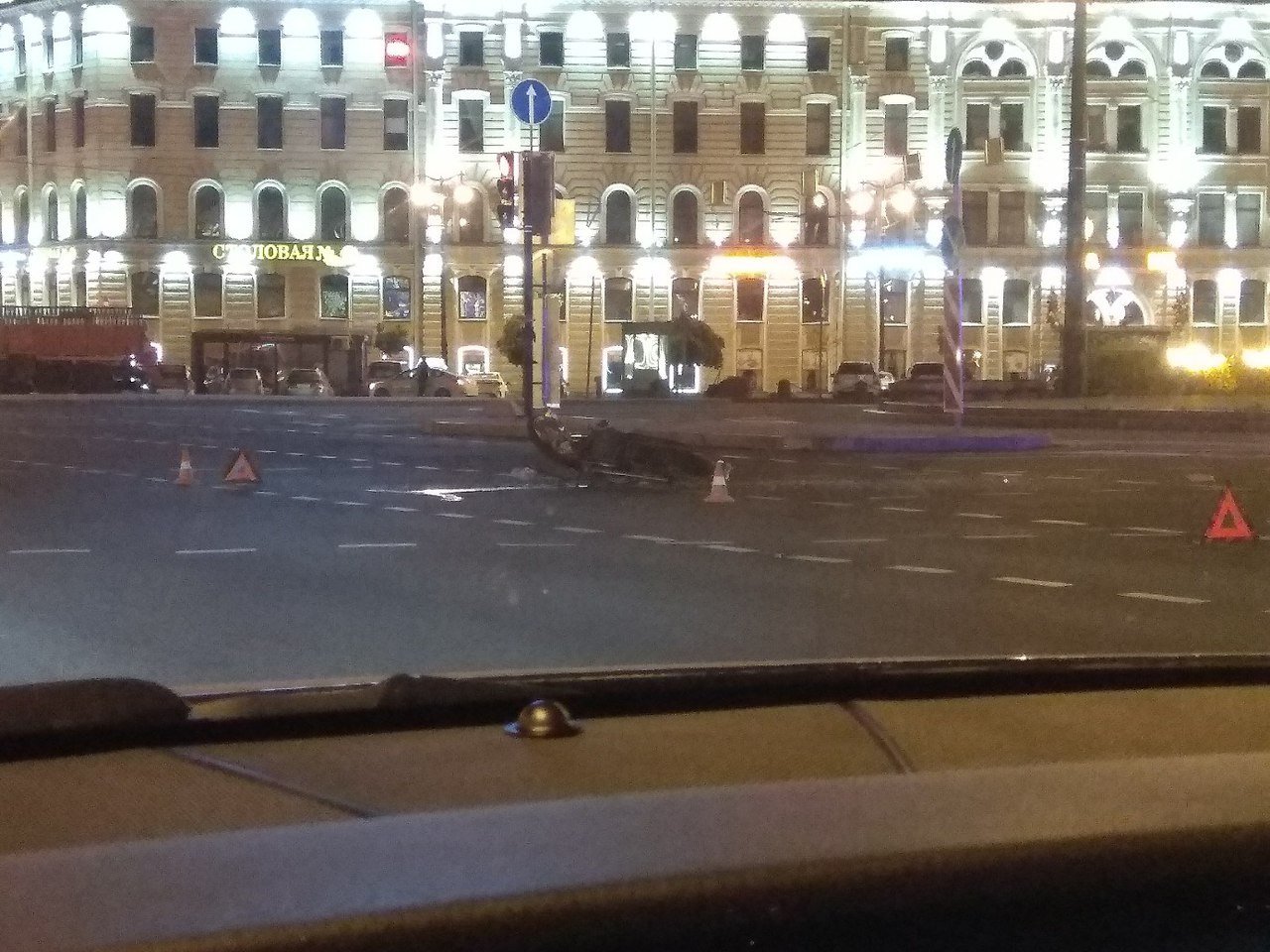 В центре Петербурга мотоцикл протаранил такси