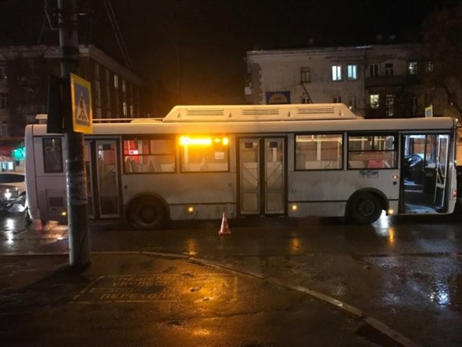 Автобус насмерть сбил пешехода на переходе в Самаре Автобус насмерть сбил пешехода на переходе в Самаре