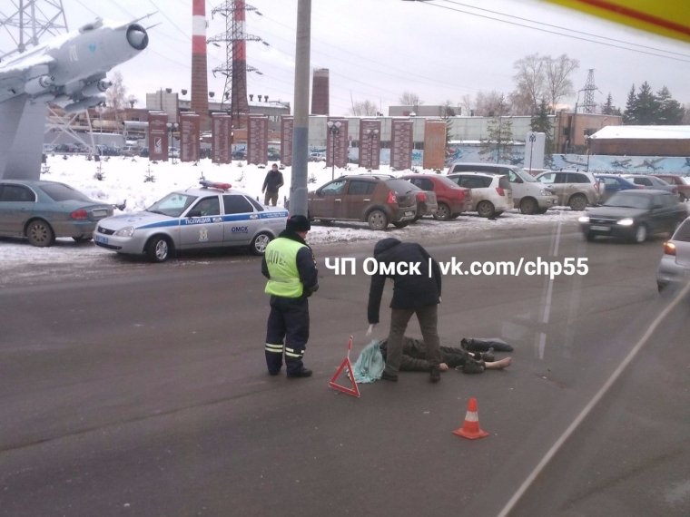 В Омске насмерть сбили пешехода на улице Лизы Чайкиной