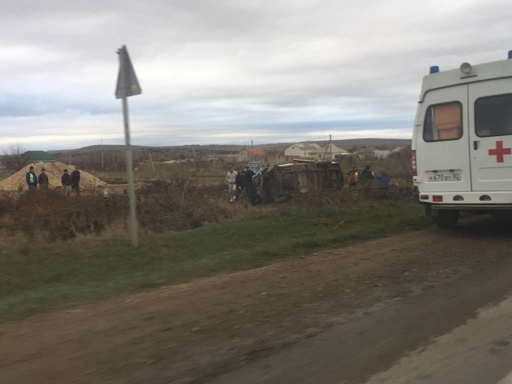 Два человека погибли в тройном ДТП под Симферополем (5)