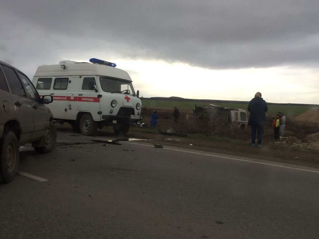 Два человека погибли в тройном ДТП под Симферополем (4)