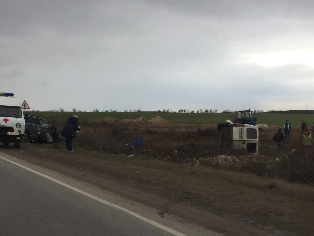 Два человека погибли в тройном ДТП под Симферополем (3)