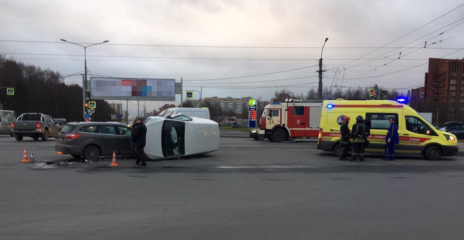 После ДТП на проспекте Культуры опрокинулся автомобиль (2)