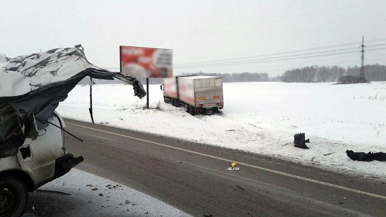 Грузовик раздавил легковушку в Новосибирской области – водитель чудом выжил (3)