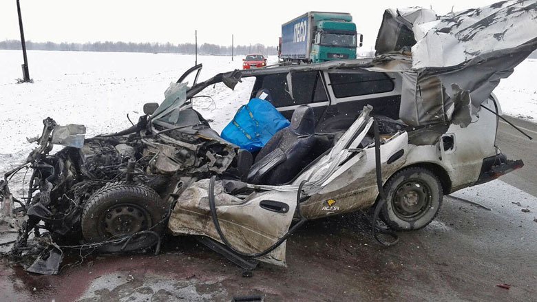 Грузовик раздавил легковушку в Новосибирской области – водитель чудом выжил (1)