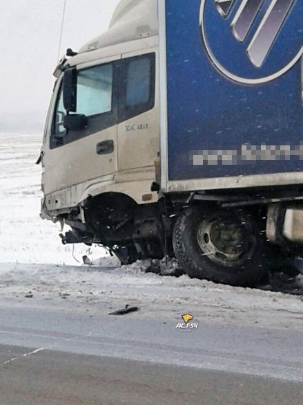 Грузовик раздавил легковушку в Новосибирской области – водитель чудом выжил (2)