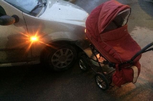 В Рязани автомобиль сбил 4-летнего ребенка и коляску с младенцем В Рязани автомобиль сбил 4-летнего ребенка и коляску с младенцем (1)