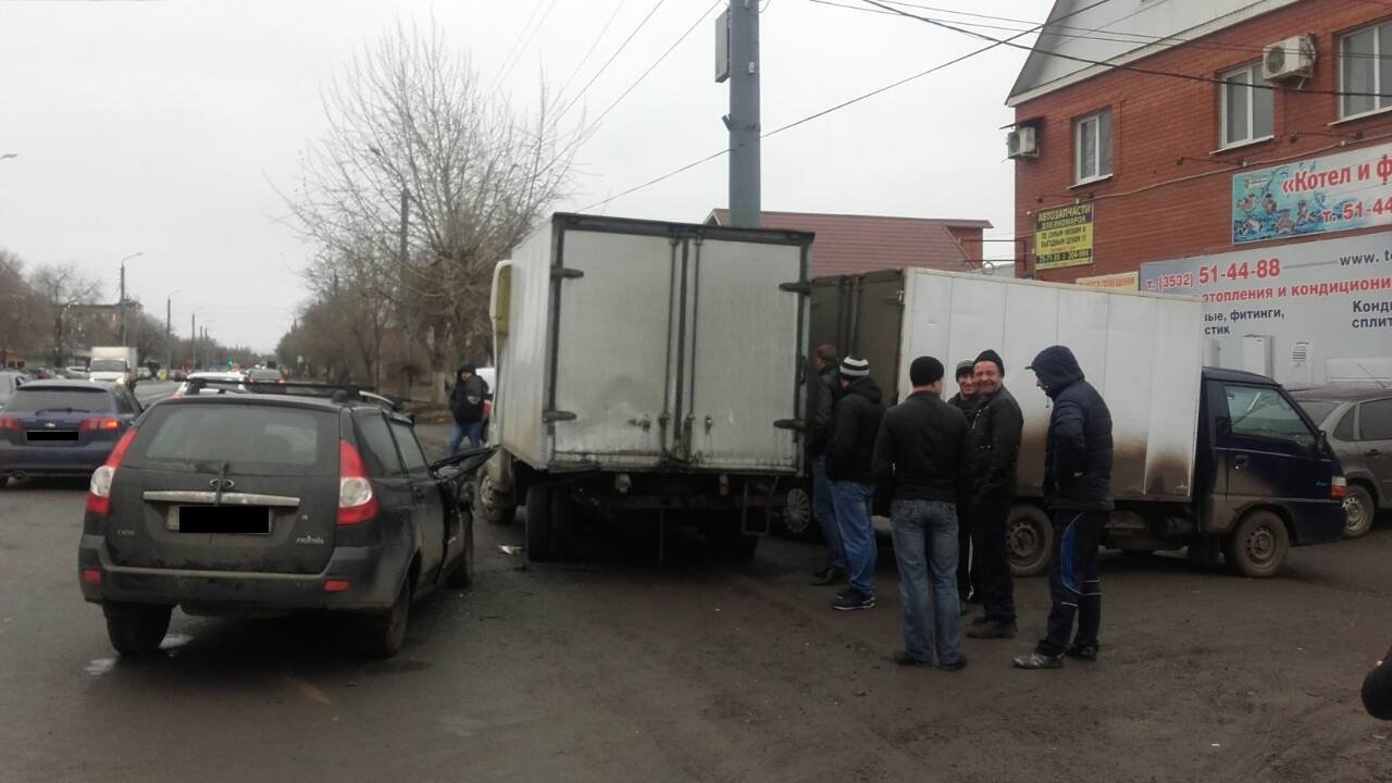 Два человека пострадали в массовом ДТП на улице Шевченко в Оренбурге Два человека пострадали в массовом ДТП на улице Шевченко в Оренбурге (2)
