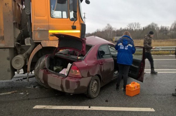 Под Тулой самосвал смял легковушку Под Тулой самосвал смял легковушку (2)