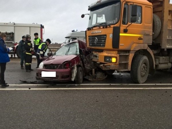Под Тулой самосвал смял легковушку Под Тулой самосвал смял легковушку (3)