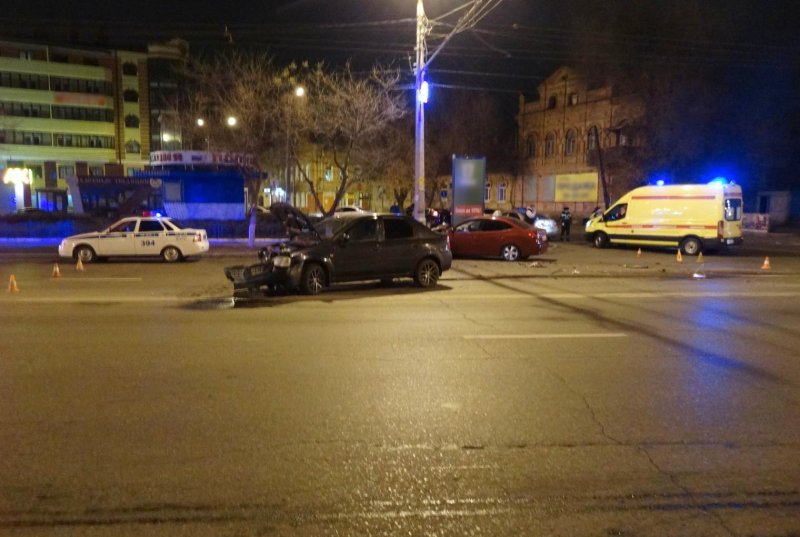 В ночном ДТП в Астрахани пострадали таксист с пассажиром (1)
