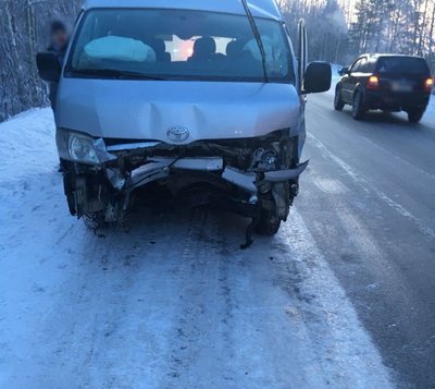 Два человека погибли в ДТП с микроавтобусом в Томской области (3)
