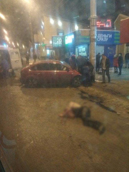 Жители Мурманска избили водителя, насмерть сбившего женщину Жители Мурманска избили водителя, насмерть сбившего женщину (5)